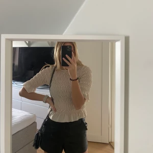 Beige topp - Fin beige topp från Only i storlek M. Aldrig använd! Köparen står för frakten, kan kolla upp vad den går på om så önskas! 💞