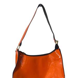 En liten orange väska, plastig. 24 cm bred 