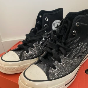 Converse skor - Säljer mina converse eftersom de var för små. Andvända en gång och ser ut som nya, lådan jag fick de i finns kvar.