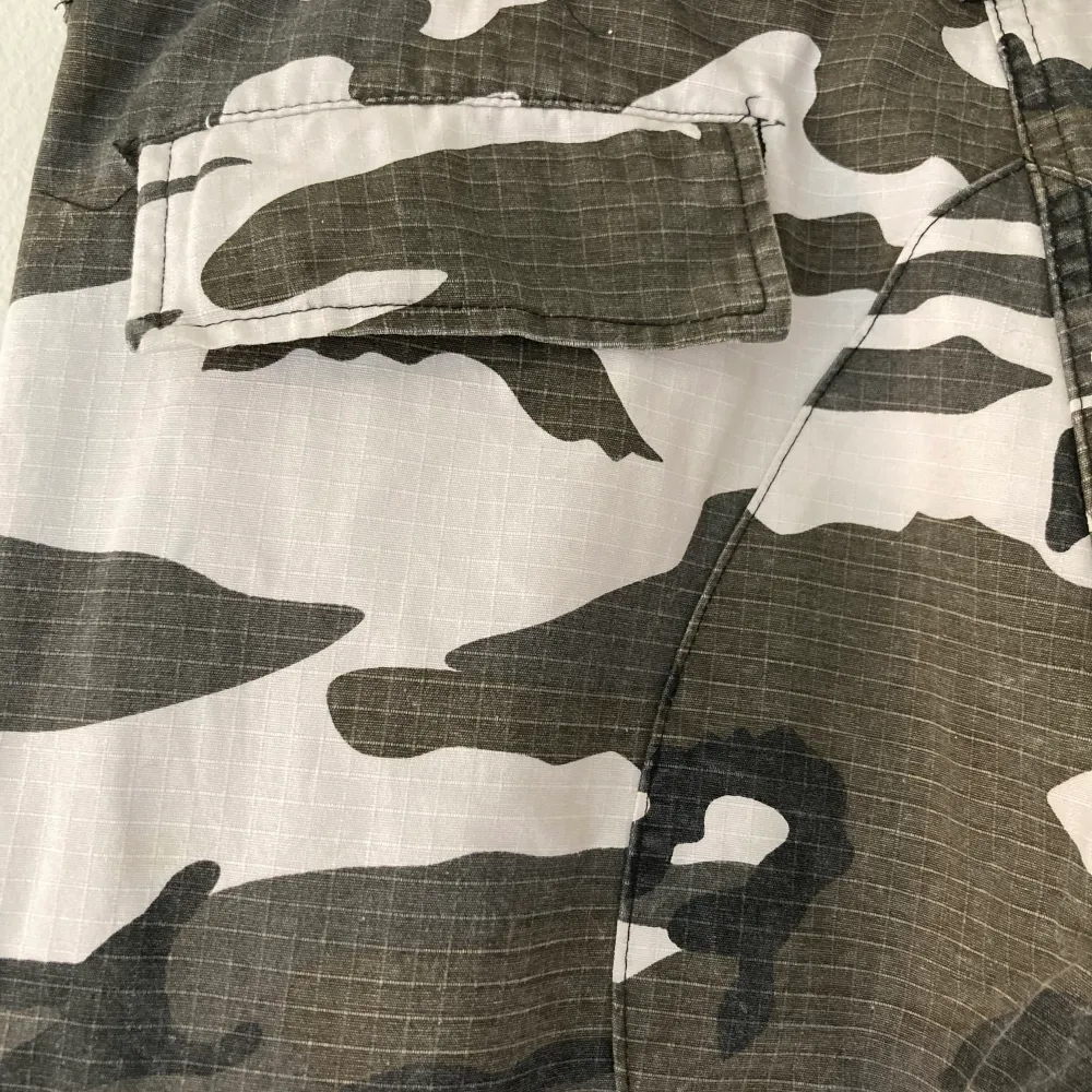 Miltec Camouflagebyxor med snygg passform i bomull. Mycket gott skick!. Jeans & Byxor.