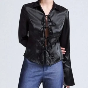 Fin tröja  - Säljer en fin tröja som passar både till fest och vardag väldigt lik den ifrån djerf avenue den är aldrig använd och den är i fint skick ! 