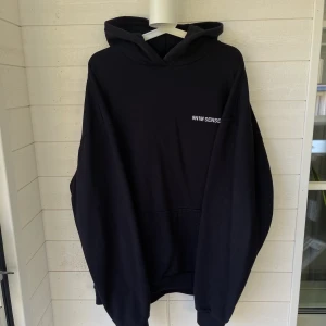 Hoodie med litet tryck - Svart hoodie med litet tryck från 9n1m sense i strl XL. Är som ny och nypris är 999kr. Säljes pågrund att jag inte använder längre. Köparen står för frakten✨