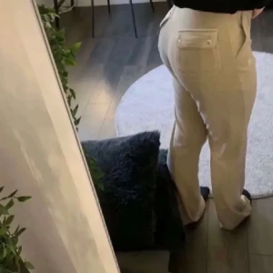 juicy byxor - säljer dessa ur snygga byxor så dom inte kommer till användning längre, inte direkt min stil, precis köpt dom, alltså är dom i nyskick❤️‍🔥 nypris: 1100 passar S/M jag är 168. dom är en blandning av Beige rosa 