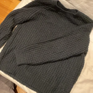 Stickad tröja  - En stickad tröja ifrån lager 150 är just nu slut i lager. Har använt den ksk 3 gånger, nypris 150 säljer den rätt billigt 🙃❤️