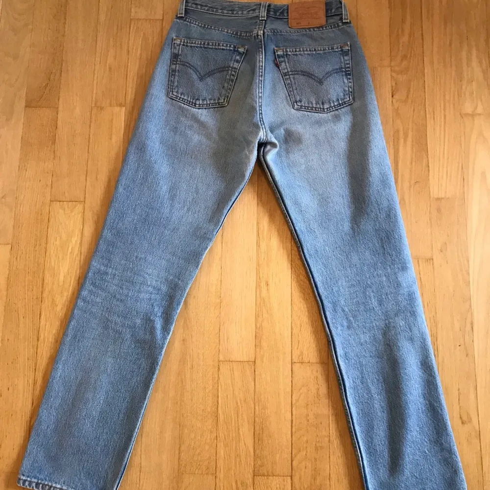 Vintage Levis jeans i den perfekta tvätten!! Bra skick och fin passform!. Jeans & Byxor.