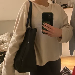 Marc Jacobs handväska - Svart Marc Jacobs väska. Använd fåtal gånger så alltså i nyskick! Hör av er om du vill ha fler bilder eller har några frågor!