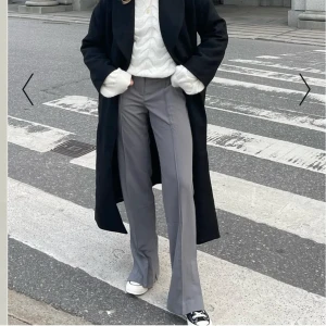 Kostymbyxor NA-KD  - Säljer mina helt nya kostymbyxor från NA-Kd med slits då dem var en aning för stora för mig! Helt oanvända, nypris 539, mitt pris 400🤎 