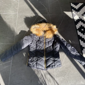 Svart Svea Jacka - Säljer mina svarta Svea jacka då den inte är min stil längre, köpte den för 2500kr för några år sedan. Jättevarm och mysig med avtagbar päls. Ena dragkedjan på fickan är trasig men går att fixa💕