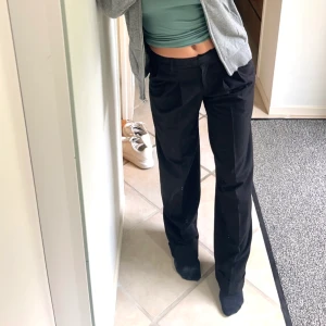 Low waist kostymbyxor - Svarta perfekta low waist kostymbyxor från jjxx. Storlek W24 L32. Jag som är 164 kliver på dom ganska mycket utan skor. Har sytt fast en kil i midjan bak i stretch (andra bilden) så dom sitter längre ner på höften, inget man tänker på när dom sitter på!