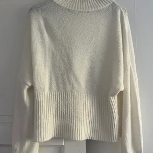 Stickad tröja  - Stickad tröja från nakd , skön och lite större i storleken, stora ärmar. Stor på mig som vanligt har storlek s. Pris : 100 + frakt ❤️