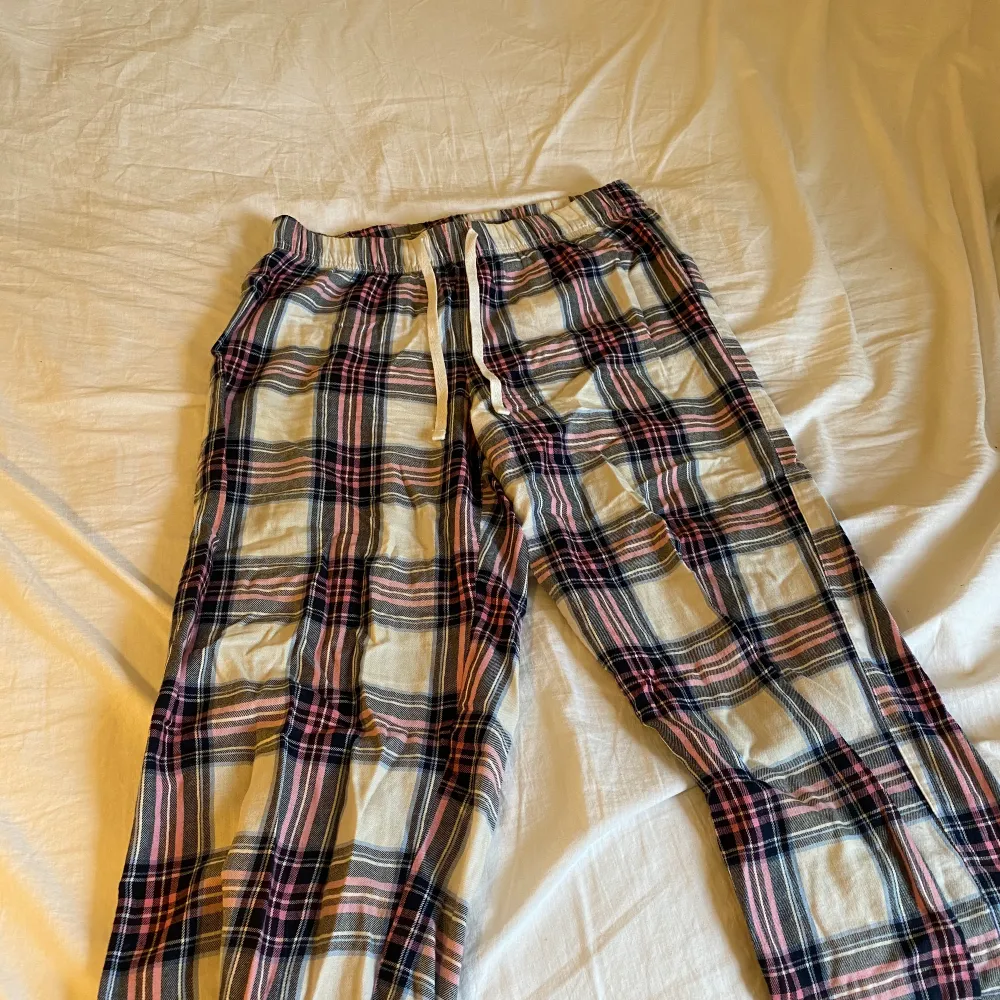 Rosa rutiga pyjamas byxor från A found, extremt bekväma och skönt material . Jeans & Byxor.