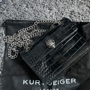 Kurt giger väska  - Säljer min fina kurt giger väska i modellen mini. Köpt på zalando för 2000kr💓