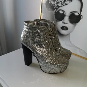 Klackskor glitter silver - Silvriga glitter skor "jeffrey cambell" liknande. Knappt använda. Strl 39
