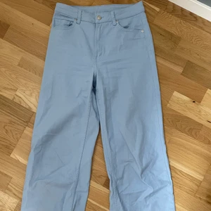 Ljusblå jeans  - Ljusblå jeans från H&M, skriv för fler bilder 