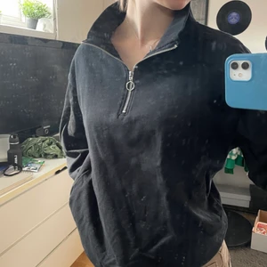 Svart halfzip  - Superfin halfzip från Lager157 i fint skick! 