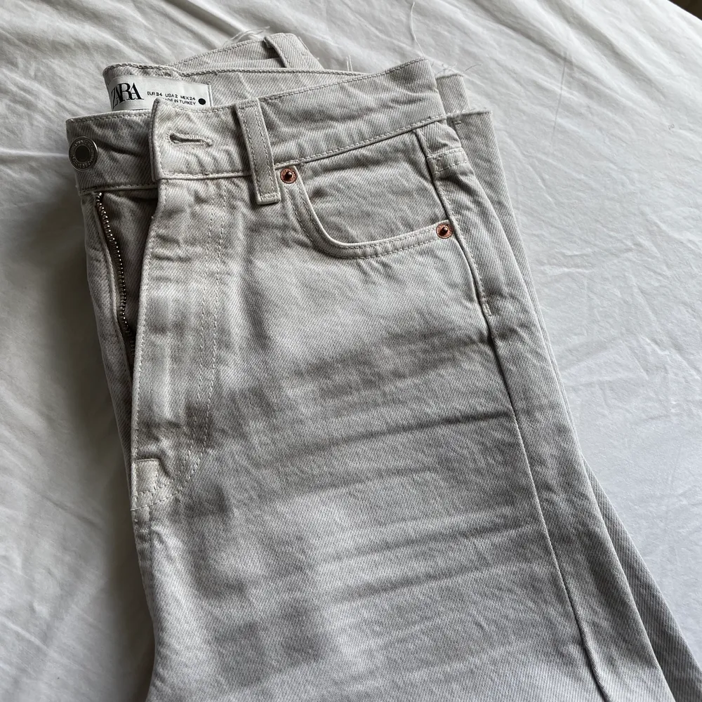 Säljer dessa superfina beigea jeans från Zara i storlek 34, de är lite för små därav jag säljer dom. Inte använda mer än 3 gånger, så är i väldigt bra skick + fläckfria! 💕💕 Jeansen är slutsålda och finns inte längre på hemsidan. Jag är 168cm och de är i en perfekt längd, nästan gränsen till för långa, kan skicka fler bilder vid intresse👊🏻. Jeans & Byxor.