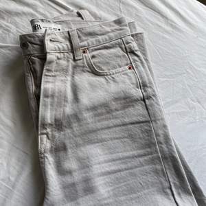 Säljer dessa superfina beigea jeans från Zara i storlek 34, de är lite för små därav jag säljer dom. Inte använda mer än 3 gånger, så är i väldigt bra skick + fläckfria! 💕💕 Jeansen är slutsålda och finns inte längre på hemsidan. Jag är 168cm och de är i en perfekt längd, nästan gränsen till för långa, kan skicka fler bilder vid intresse👊🏻