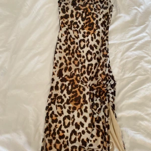 Klänning från Boohoo storlek 38 - Helt nytt skick, aldrig använd säljes för 150kr 