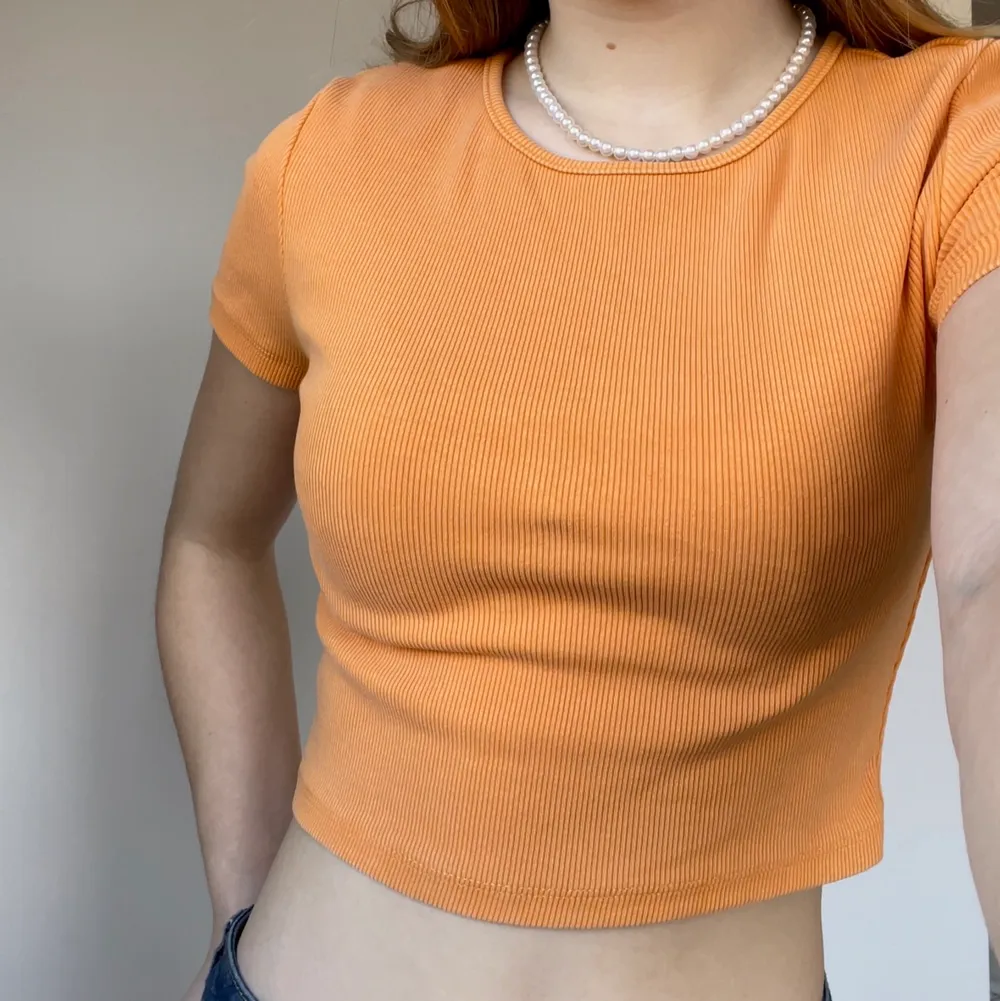 Orange fin crop t-shirt från H&M. Jättefin till sommare och faktiskt lätt att styla!🥰🧡. T-shirts.