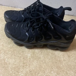 Nike skor - Säljer dessa skor pga att den inte kommer till användning, flera intresserad startar jag budgivningen.  Storlek 37 men passar till 36,5 jag har själv storlek 36,5 o det passar jätte bra.