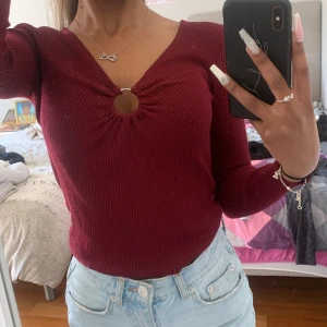 Vinröd topp Xs - Vinröd topp från H&M storlek Xs. Köpt för några år sen men är i väldigt bra skick. Väldigt fin och skön i material att ha på sig 