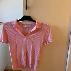 Zara - Säljer denna zara topp som köptes i sommras , kommer ej till någon användning, endast testad ❤️
