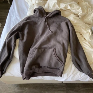 Brun hoodie  - Brun oversized hoodie från bikbok, jättestor och mysig, sitter snyggt oversized på! 