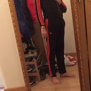 Adidas tracksuit , dress .  - Hejsan! Jag säljer adidas tröja och byxan tillsammans. Den är använd i 1 år ungefär och har Inga Skador. Bryslåset fungerar som den ska och plaggen är bekväma att ha på sig. 