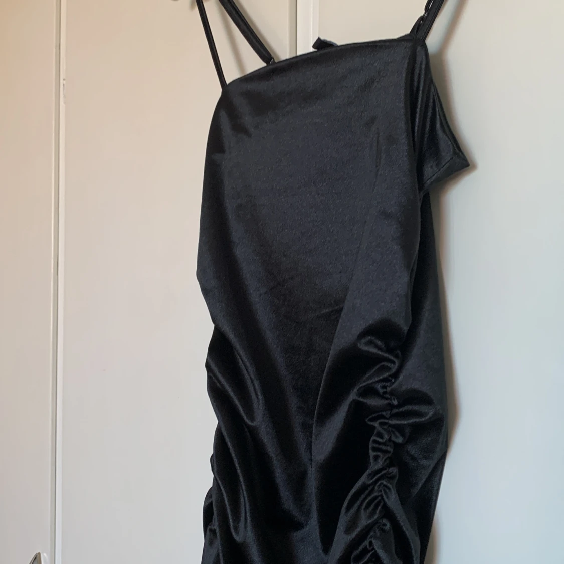 svart satin klänning - 91