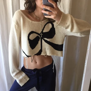 Tröja  - Stickad tröja med väldigt långa armar och är super mjuk, den är svall då den är avklippt så skönt för vår och sommar💞 