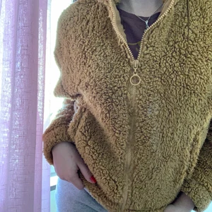 brun teddybear jacka <3  - en sparsamt använd teddybjörn jacka som är fluffig och skön. storlek S! 