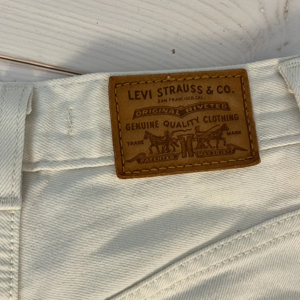 Jättefina Levi’s jeans som passar jättebra till sommaren. Säljer pågrund av att dom inte kommer till användning längre. Köpte nya för 1200. Jeans & Byxor.