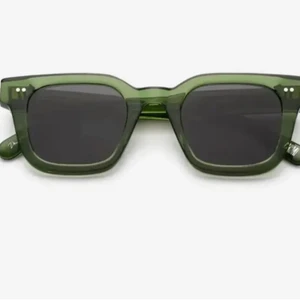 Chimi 004 kiwi - Säljer mina Chimi solglasögon i modellen 004 färg kiwi då jag tröttnat på de. Man får med fodral, box och rengöringsduk. Solglasögonen är hela men använda och har därför lite repor på gröna delen (inget på glaset). Detta är inte ngt jag tkr märks så mycket men fick med lite på sista bilden. Högsta budet just nu ligger på 800kr💘💘 köp direkt för 900kr