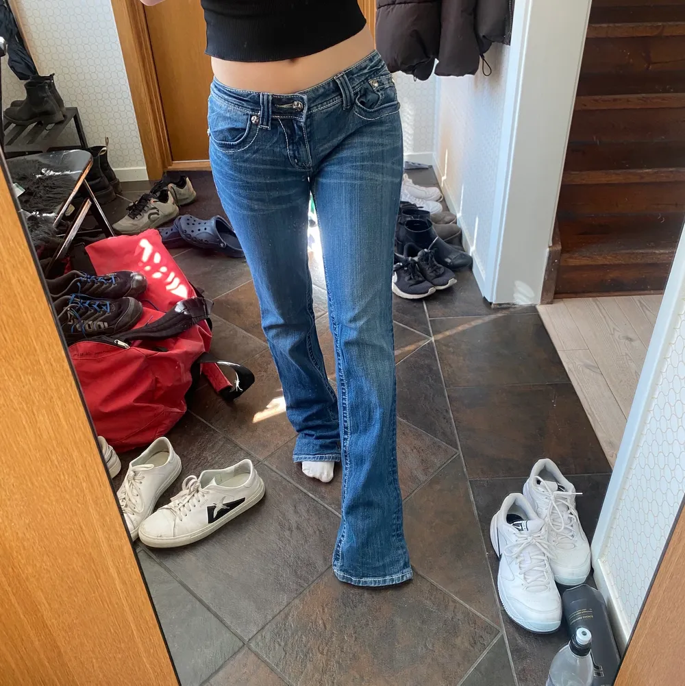 Dom snyggaste lågmidjade jeansen med såååå fina detaljer överallt💋 tyvärr alldeles för långa på mig som man ser så jag säljer dom vidare, innerbenslängden är 83 cm 😍 . Jeans & Byxor.