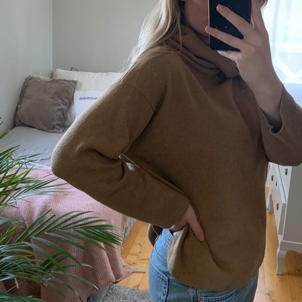 En fin beige turtleneck från HM!! Klassisk passform och perfekt för basgarderoben 💕 Fint skick, inget att anmärka på ☺️ frakt tillkommer för köparen!. Neuletakit & Villapaidat.