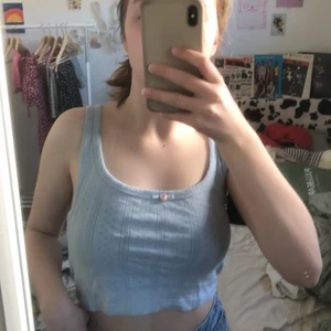 Gullig blå topp - Babyblå croppad topp från Stradivarius med en liten blomma framtill🌸