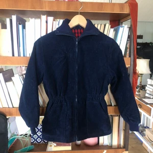 Vårjacka i manchester - 70-tals jacka i manchester. Skit snygg!!! Bra retroskick. Mindre storlek skulle säga xs