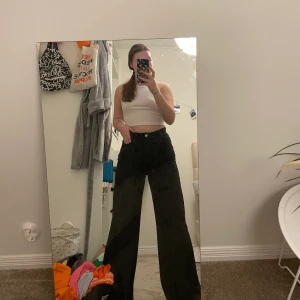 Svarta vida jeans  - Svarta vida jeans i storlek 40, jag är nästan 170 och det går precis till marken. Skriva för frågor eller fler bilder. Pris kan diskuteras. 