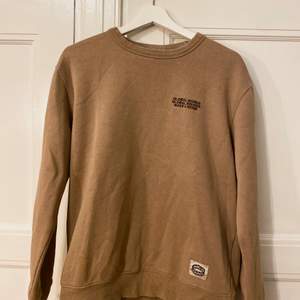 En brun sweatshirt från HM, passar S/M, bra skick, använd en del, skriv för fler bilder