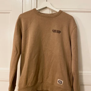 Brun sweatshirt - En brun sweatshirt från HM, passar S/M, bra skick, använd en del, skriv för fler bilder