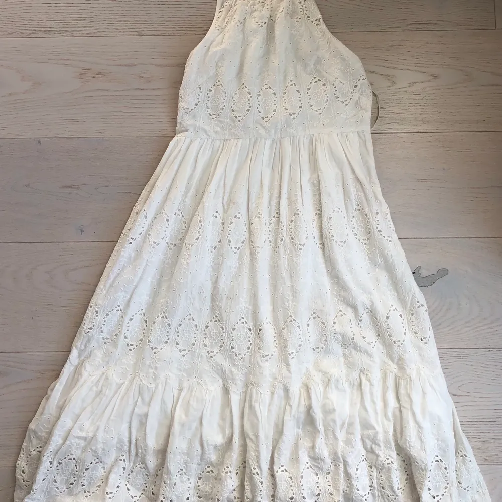 Beautiful embroidered white summer dress with halter neckline in great condition. The dress is brand Mauve bought through Anthropologie. Fabric might show slight signs of yellowing.. Klänningar.