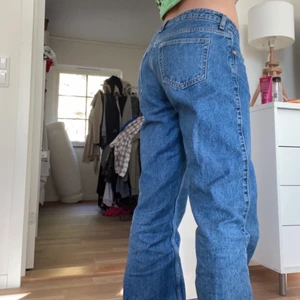 Weekday jeans - Säljer dessa snygga lågmidjade jeans från Weekday, köpta nyligen och nvända fåtal gånger, som nya. storlek W28 L32.                   350kr frakt tillkommer.