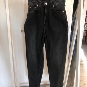 Svarta jeans - Fina svarta jeans. Jag säljer pågrund av att de sitter kort på mig som är 170. Skriv om du vill ha fler bilder.