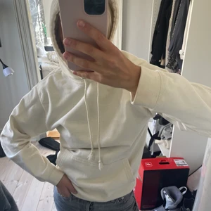 Hoodie med blixtar  - Krämvit hoodie med blixtar på ryggen. Köpt här på plick 