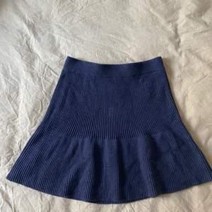 Jättefin stickad kjol från Zara Helt ny, aldrig använd. Storlek L. Nypris 259kr. Köparen står för frakten.
