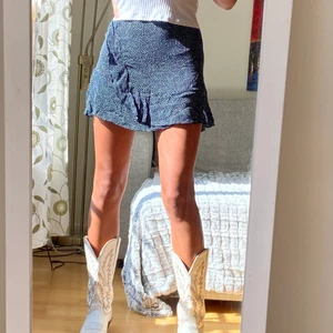 Blå söt kjol - Blå kjol med vita prickar och lite volang i stl xs inköpt från zalando. Aldrig använd utan endast provad. Perfekt nu till sommaren! Säljer då jag har för många kjolar