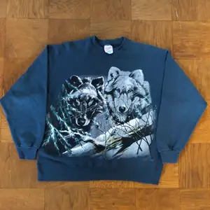 En vintage sweatshirt med fint screentryck både fram och bak, inga flaws men tröjan är i använt skick. Tryckt på en Hanes activwear sweatshirt från 90-talet med riktigt fin passform. På lappen står det XL men skulle säga att den passar typ M/L. Kan mötas i Stockholm annars betalar köparen frakten, våga pruta!