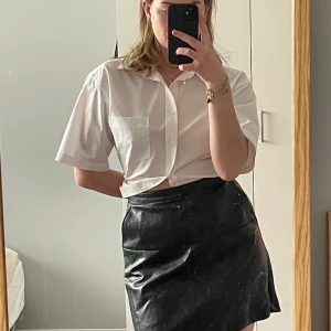 Skinnkappa zara - Snygg svart skinnkjol från zara!! Använd 2 gånger.