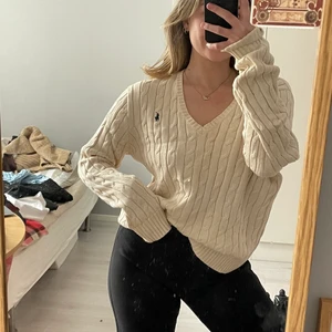 Polo Ralph lauren tröja - Så fin kabelstickad tröja från Ralph lauren. Strl XL, använt som oversized. Osäker om det är dam eller herr. Väldigt fint skick!!