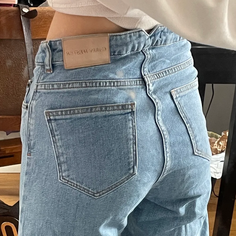Fina ljusblåa Carin Wester jeans köpta på Åhléns. Extremt mjuka och inte alls hårda som jeans ibland kan vara utan känns som mjukistyg. Midrise och på mig lite korta i benenen (jag är 170) men perfekta på nån kortare!❤️. Jeans & Byxor.